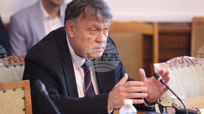 Политиката за учителски заплати ще продължи, каза министъра на образованието и науката Георги Вълчев