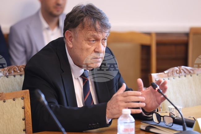 Политиката за учителски заплати ще продължи, каза министъра на образованието и науката Георги Вълчев