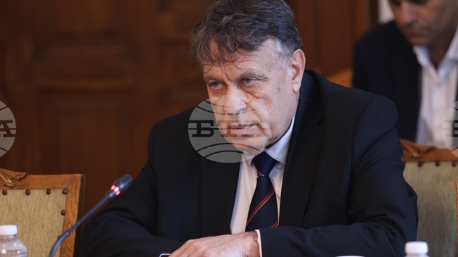 Ще предприемем комплекс от мерки, за да минимизираме негативната тенденция за преписване на държавните зрелостни изпити, каза министър Георги Вълчев