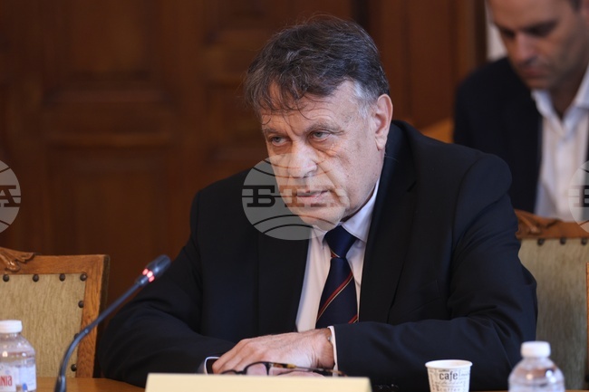 Ще предприемем комплекс от мерки, за да минимизираме негативната тенденция за преписване на държавните зрелостни изпити, каза министър Георги Вълчев