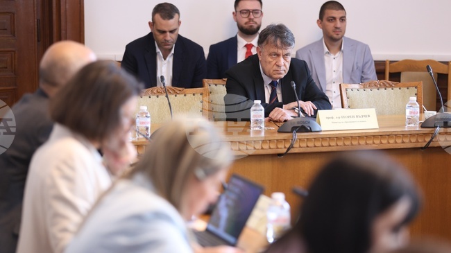Водим разговори за националните външни оценявания, като специално те се отнасят за оценяванията в четвърти и десети клас, каза министър Георги Вълчев