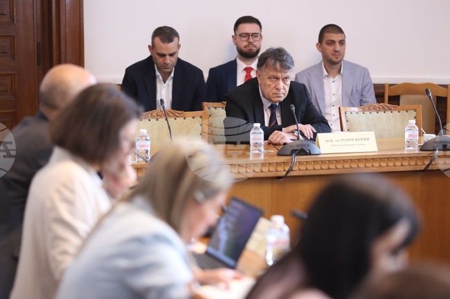Ще помислим за следващата година да намерим по-цялостно решение за таксите в университетите, каза министър Георги Вълчев