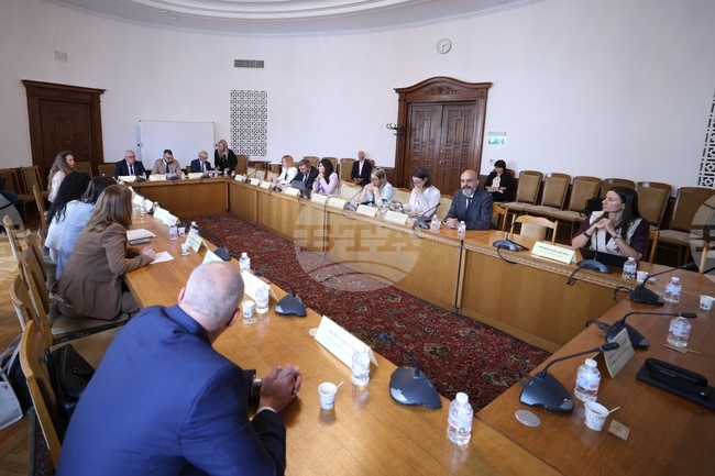  Министърът на образованието Георги Вълчев отговори на актуални въпроси, зададени му от депутати от образователната комисия в парламента