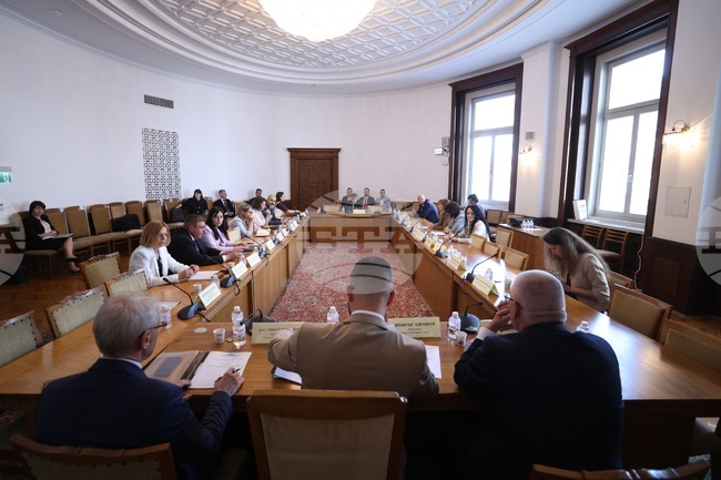 Промените в образователното законодателство изискват политически консенсус, каза министър Георги Вълчев 