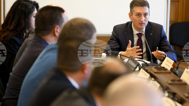 ИКТ секторът да търси възможности за продукти и услуги с висока добавена стойност на световния пазар, призова министър Василев пред комисия на НС