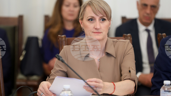 Предписанията за почистване на засегнатите от мазут плажове се изпълняват, каза Росица Карамфилова