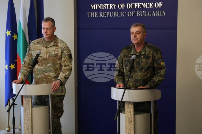 Присъствието ви е знак за значението, което НАТО придава на сигурността в региона, каза началникът на отбраната след среща с ген. Алексъс Гринкевич