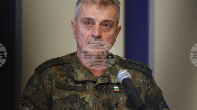 Александър Александров ще бъде запомнен с неговия професионализъм, отговорност и смелост, заяви адмирал Емил Ефтимов