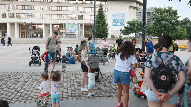 Родители настояха за достойно майчинство с протест в центъра на Русе 