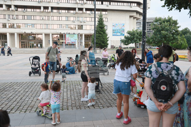 Родители настояха за достойно майчинство с протест в центъра на Русе 