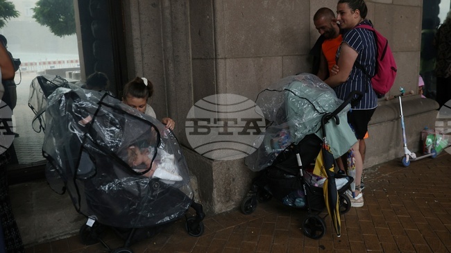Protesting Parents Demand Higher Maternity Allowances