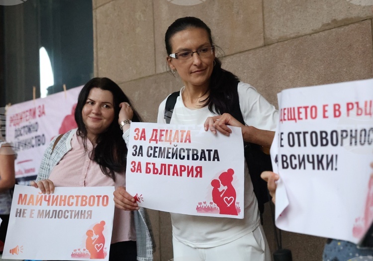 Родители протестираха пред сградата на Министерския съвет с искане за