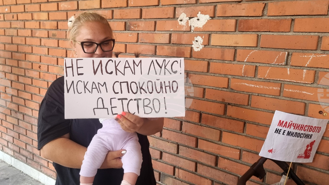 Майки се събраха на протест на площад "Съединение" в Пловдив под надслов „Майчинството не е милостиня“