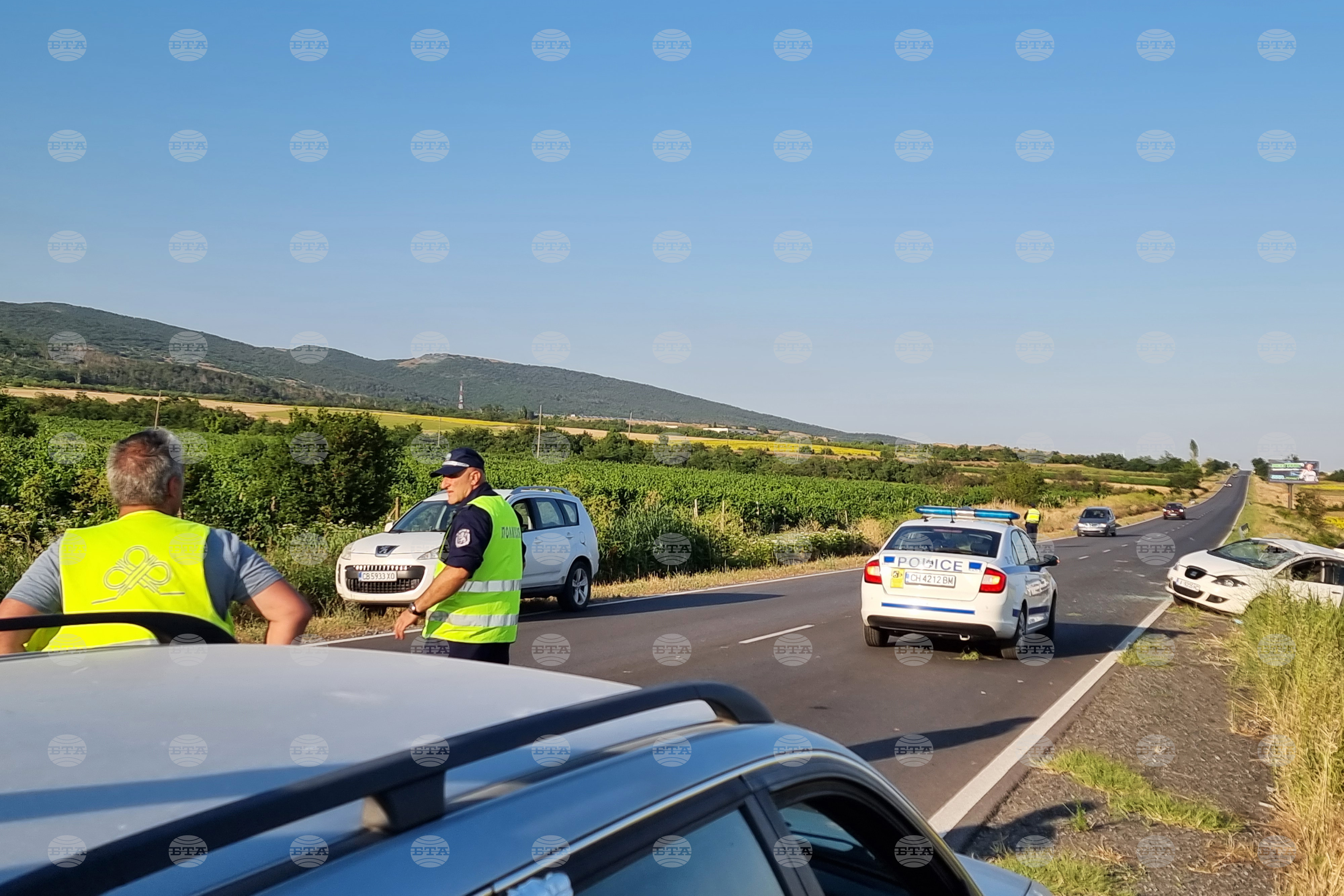 Движението при км 35 по път II-48 в участъка Котел – Тича се осъществява в една лента заради катастрофа