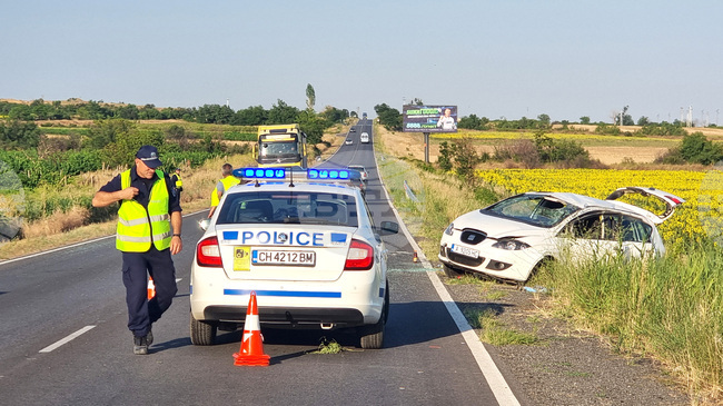 Дете и двама мъже са в болница след катастрофа край сливенското село Блатец