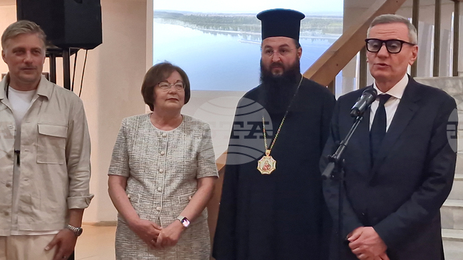 Министърът на културата откри изложбата на Владимир Карамазов „На тяхно място“ в Орешак
