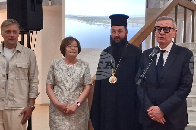 Министърът на културата откри изложбата на Владимир Карамазов „На тяхно място“ в Орешак