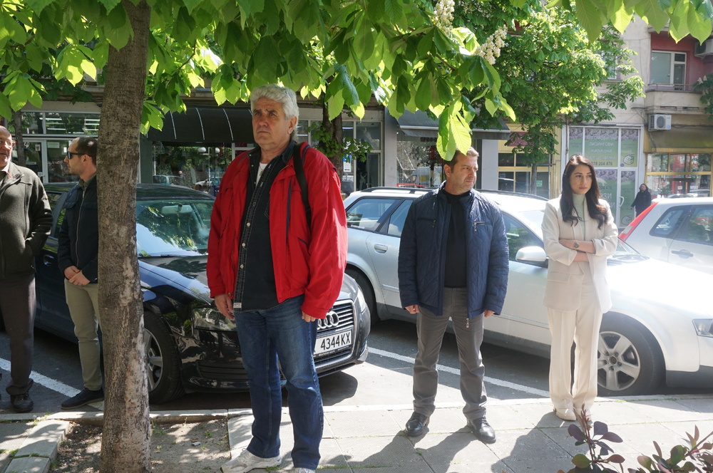 Областна администрация Хасково: Поднасяне цветя пред плочата на НАП по повод Световния ден за безопасност и здраве при работа