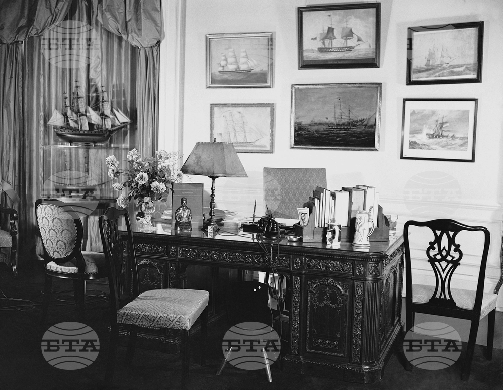 American Objects The Resolute Desk