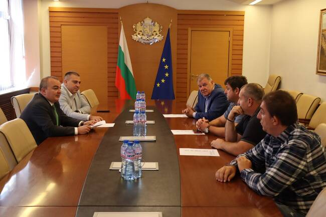 Министър Абровски се срещна с представители на сектора на оранжерийното производство