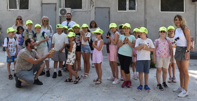 Деца от Лятната академия за позитивна превенция посетиха зоокъта в Разград 