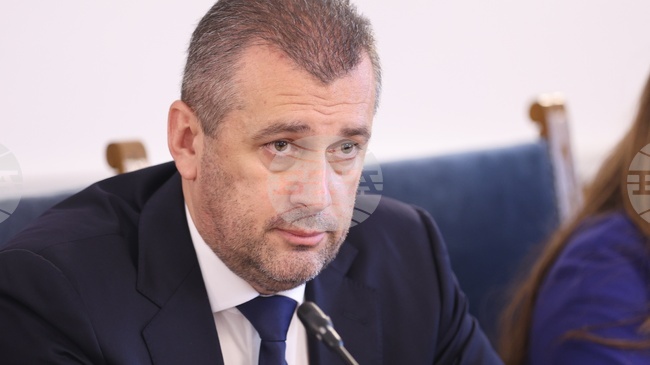 БДЖ разполага с 266 пътнически вагона при необходимост от около 285, каза транспортният министър Георги Пеев