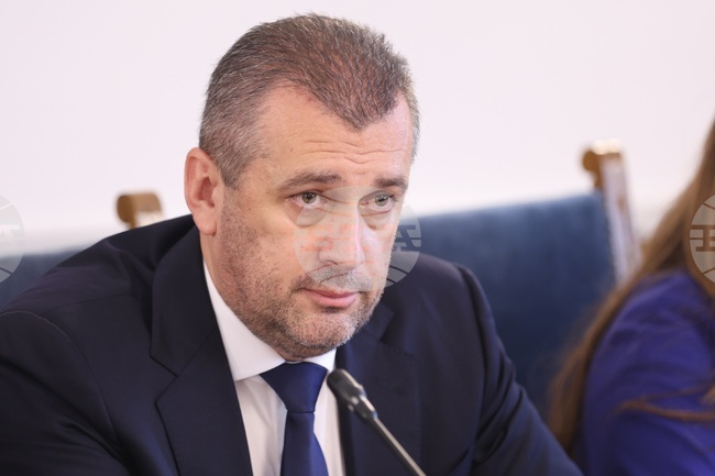 БДЖ разполага с 266 пътнически вагона при необходимост от около 285, каза транспортният министър Георги Пеев
