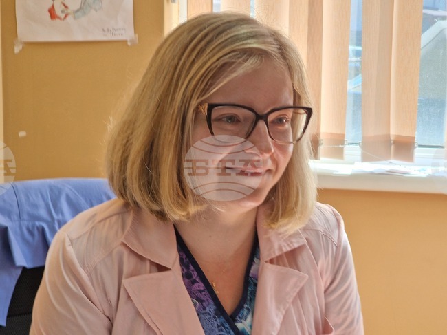 Специализантка по обща медицина от Дупница е избрала да проведе стажа си в Перник, като пътува до града всеки ден