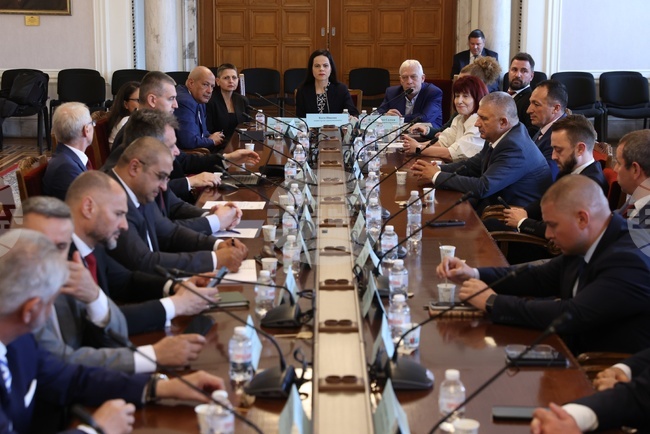 Полагаме всички усилия да се постигне устойчиво решение за заплатите на специализантите, каза министърът на здравеопазването