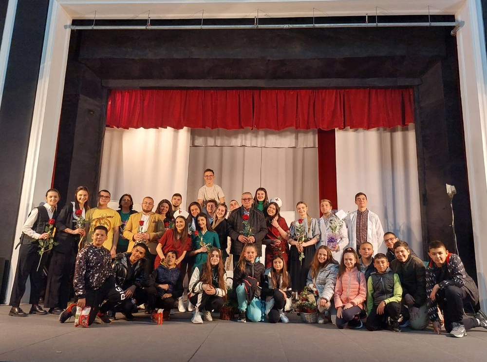 Кметът на Ловеч поздрави колектив на Езиковата гимназия за спектакъла „Клиничен случай“