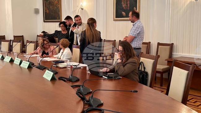 Образователното министерство отчете пред парламента броя на кандидат-студентите от българските общности в чужбина