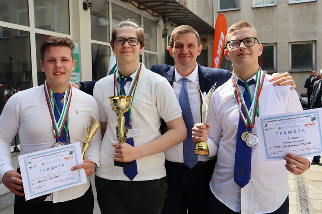 Община Хасково: Отборът на Професионална гимназия по дървообработване и строителство „Цар Иван Асен II“ спечели първо място в категорията „Стилни мебели“ в Националното състезание „Мебели, стилни мебели и дърворезба“