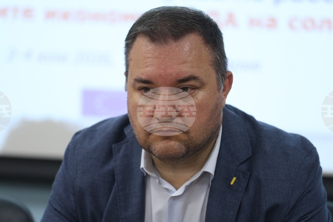 Основните проблеми, които срещаме, са демографските процеси и недостигът на работна ръка, каза Смилен Вълов, директор на Агенцията по заетостта