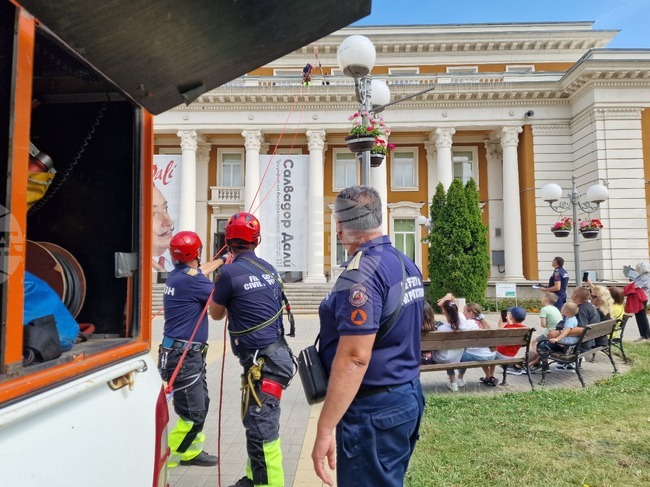 Над 20 души бяха спасени при евакуация в Двореца на културата в Перник по време на пожаро-тактическо учение 
