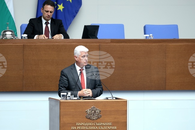 САЩ заплаща разходите за гориво за полетите на американските военни самолети, излитащи от летището в София, каза министър Димитър Стоянов