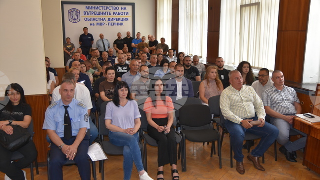 Общо 97 служители от Областната дирекция на МВР в Перник получиха награди за професионалния си празник