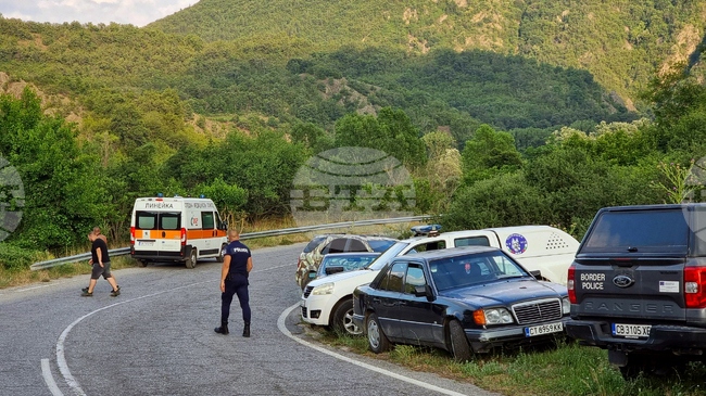 Възрастните, намерени удавени в река Струма, са били с три деца, едно от тях е открито невредимо 
