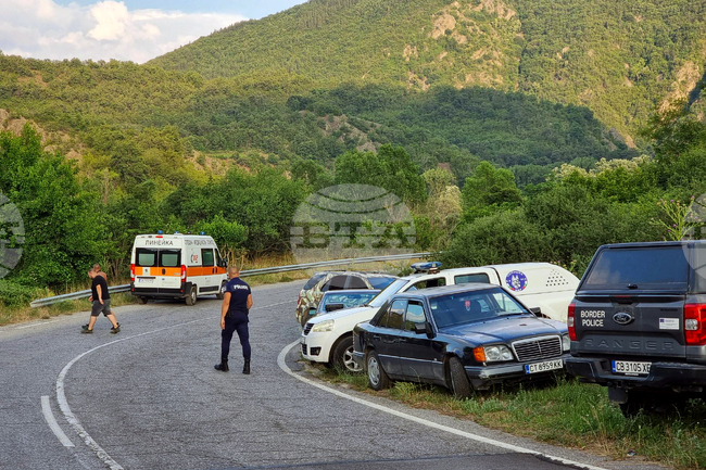 Възрастните, намерени удавени в река Струма, са били с три деца, едно от тях е открито невредимо 