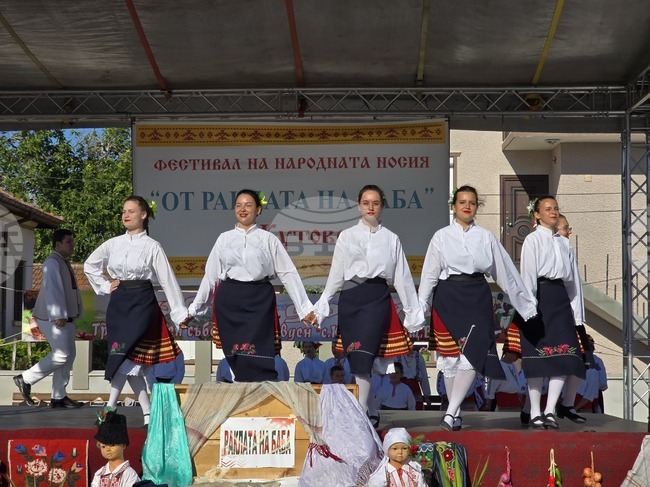Село Кутово - фестивал - народна носия - „От раклата на баба“