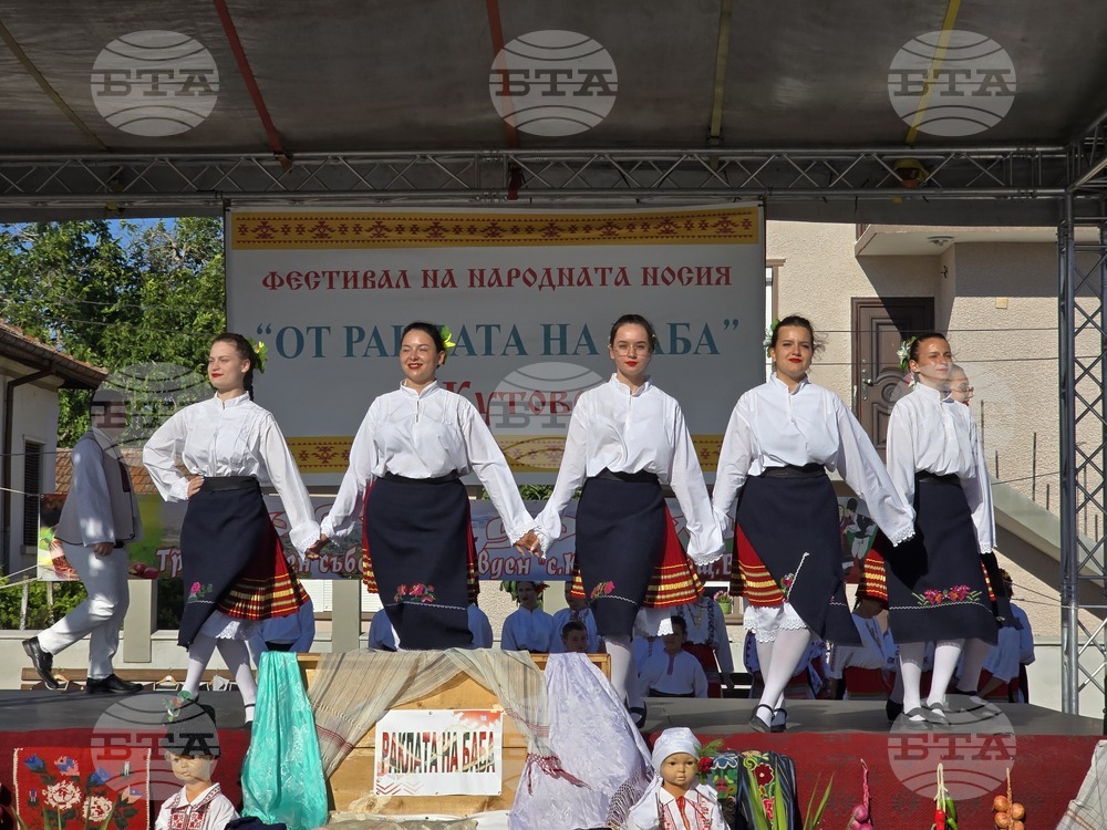 Село Кутово - фестивал - народна носия - „От раклата на баба“