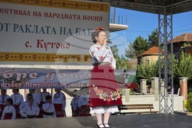Село Кутово - фестивал - народна носия - „От раклата на баба“