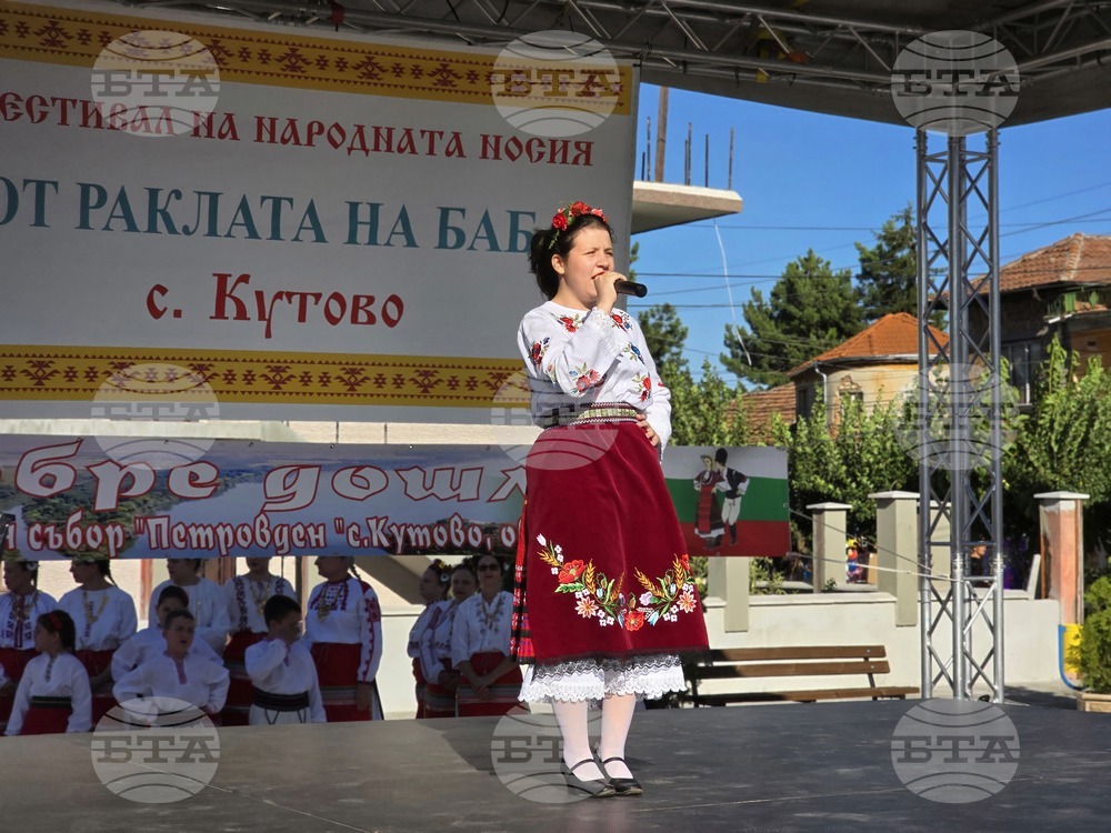 Село Кутово - фестивал - народна носия - „От раклата на баба“