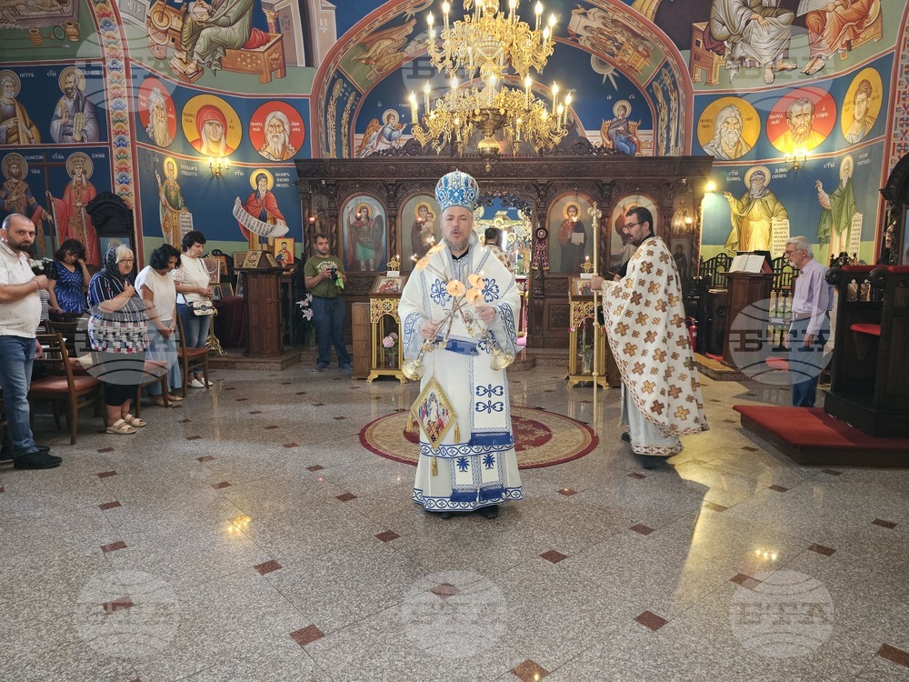 Русе - храм „Свети Архангел Михаил“ - литургия
