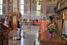 Шумен - храм „Св. Три Светители“ - неделна служба