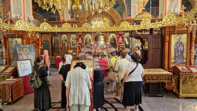 Отец Красимир води службата в шуменския храм "Св. Три Светители" в петата неделя след Петдесетница