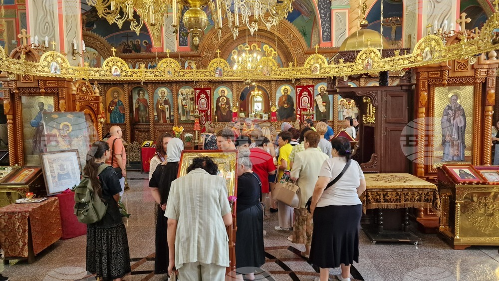 Шумен - храм „Св. Три Светители“ - неделна служба