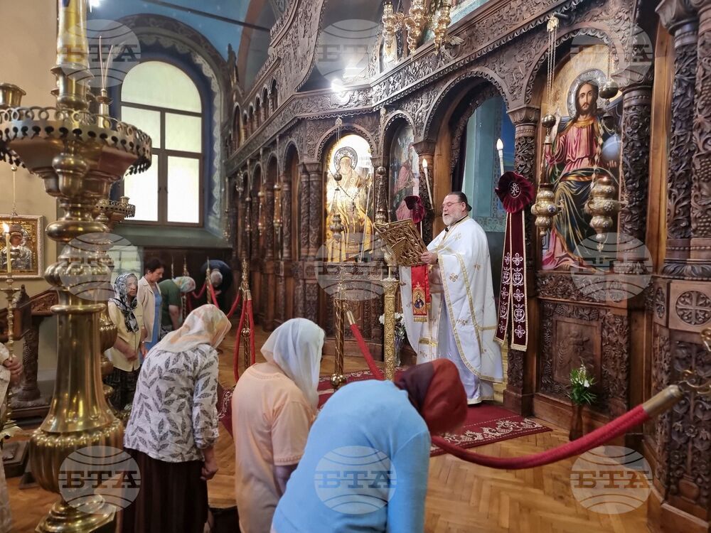 Ямбол - храм „Св. Николай Чудотворец“ - литургия