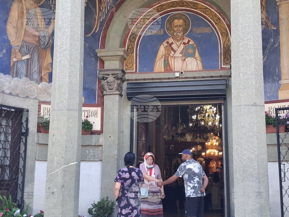 Ямбол - храм „Св. Николай Чудотворец“ - литургия