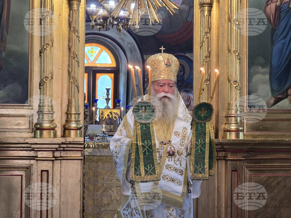 Ловеч - Ловчански митрополит Гавриил - храм „Света Троица“ - литургия