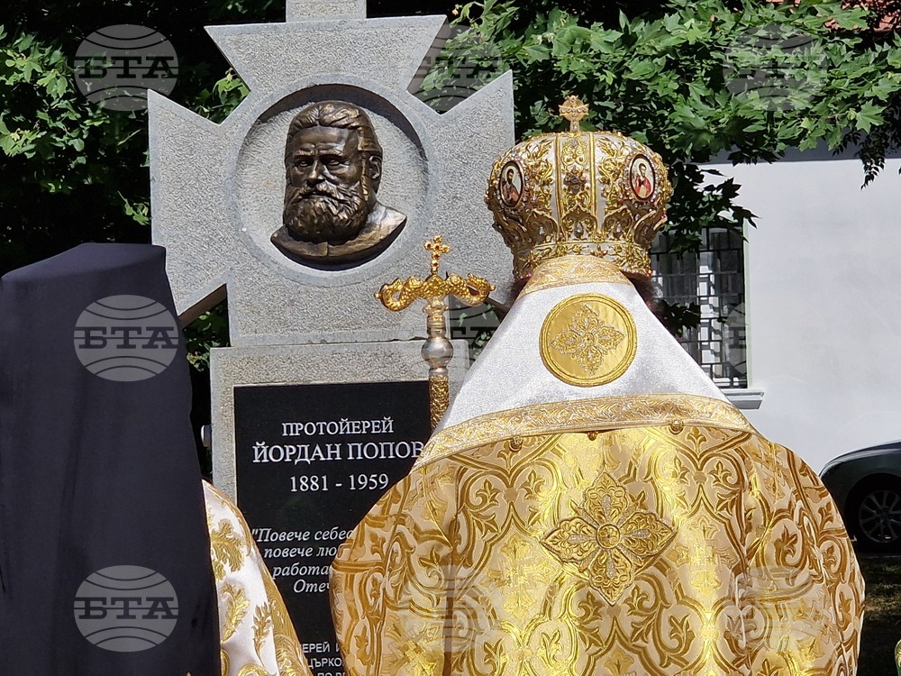 Монтана - паметник - протойерей Йордан Попов